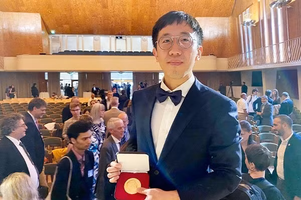 June Huh - cuoc gap “dinh menh