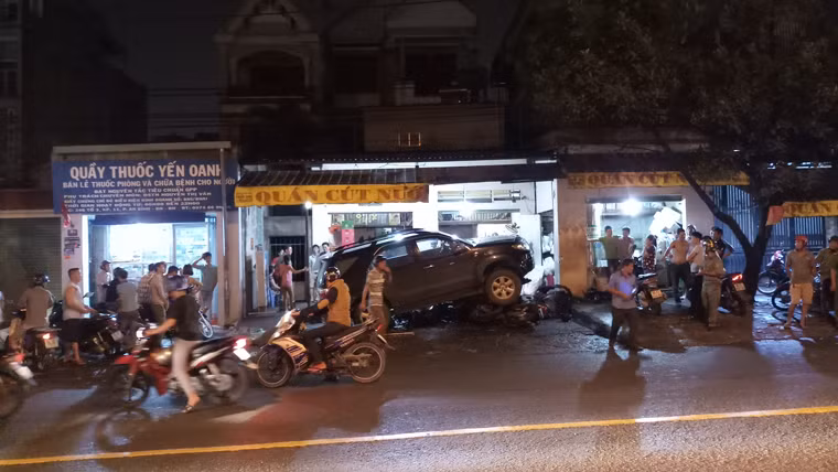 Trước đó khuya 2/6, ôtô 7 chỗ hiệu Fortuner biển số 60A-083.37 lưu thông trên đường Bùi Văn Hòa hướng từ quốc lộ 51 đi công viên Tam Hiệp.