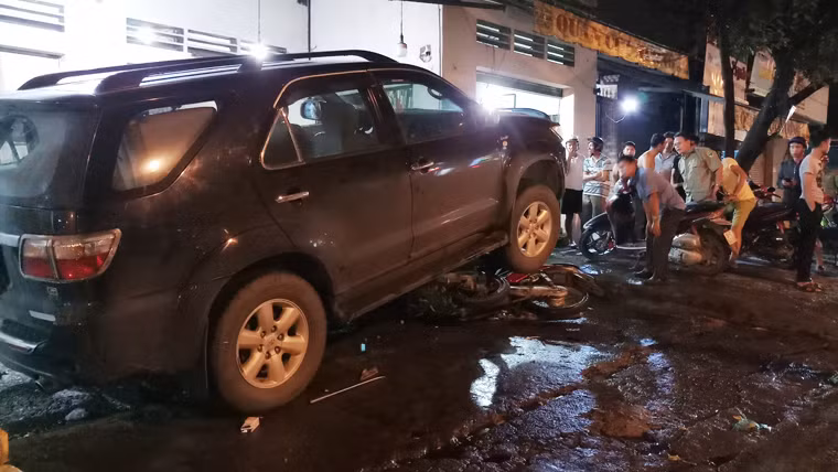 Sau đó, chiếc Fortuner tiếp tục lao lên vỉa hè cuốn thêm 3 chiếc xe máy khác đang dựng trước quán ăn vào gầm.