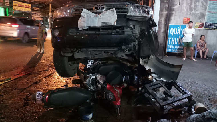 Đội CSGT và Đội điều tra Tổng hợp, Công an TP Biên Hòa tiến hành khám nghiệm hiện trường, điều tra làm rõ nguyên nhân vụ tai nạn.