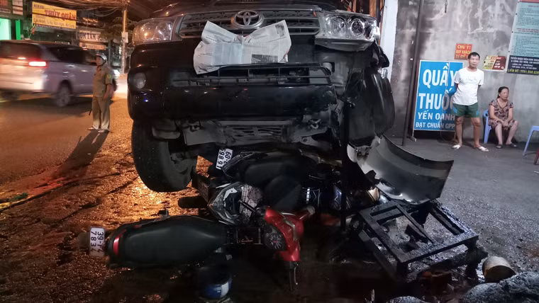 Đội CSGT và Đội điều tra Tổng hợp, Công an TP Biên Hòa tiến hành khám nghiệm hiện trường, điều tra làm rõ nguyên nhân vụ tai nạn.