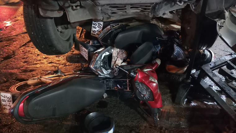 Nhiều phương tiện bị ôtô ""nuốt"" gọn dưới gầm xe.