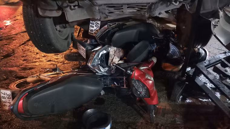 Nhiều phương tiện bị ôtô ""nuốt"" gọn dưới gầm xe.