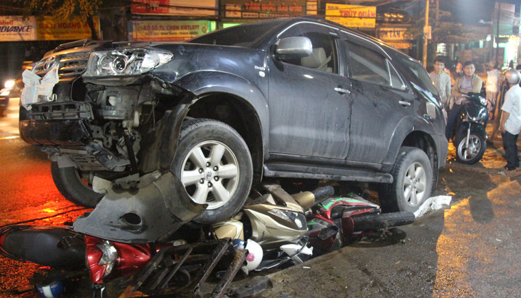 Hiện trường kinh hoàng ôtô ""nuốt"" hàng loạt xe máy ở thành phố Biên Hòa, tỉnh Đồng Nai tối 2/6.