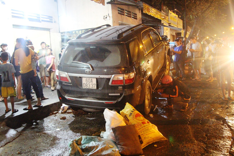 Tại hiện trường, 4 chiếc xe máy nằm ngổn ngang dưới gầm xe ôtô, phần đầu phương tiện này cũng hư hỏng nặng.