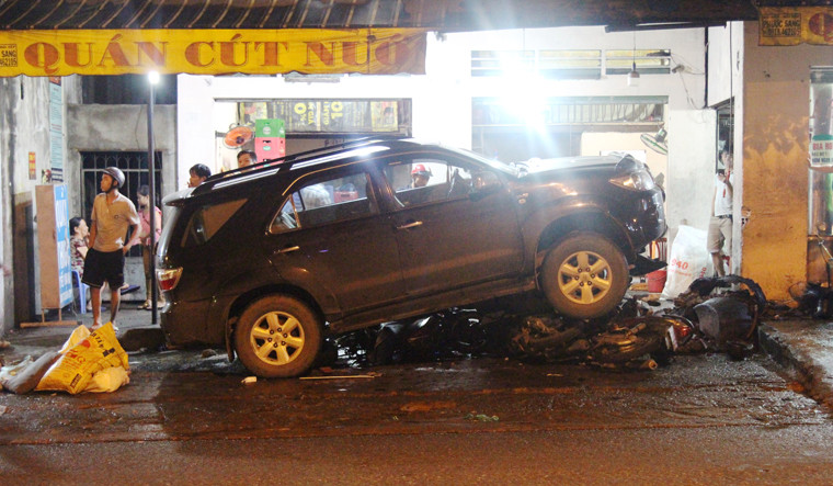 Vụ tai nạn làm một người đàn ông bị thương phải nhập viện cấp cứu, nhiều thực khách đang ăn trong quán ốc bỏ chạy thục mạng.