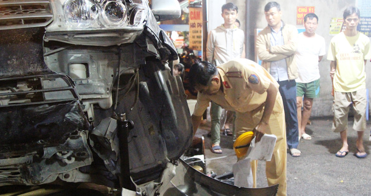 Đến rạng sáng nay 3/6, Công an thành phố Biên Hòa, tỉnh Đồng Nai vẫn đang khám nghiệm hiện trường vụ tai nạn nghiêm trọng ôtô Fortuner tông hàng loạt xe máy làm 1 người bị thương nặng xảy ra trên địa bàn thành phố.