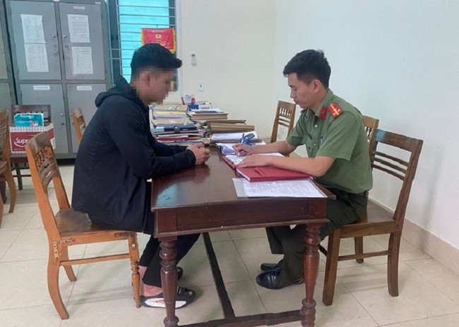 Người đàn ông lên facebook xúc phạm công an bị phạt 7,5 triệu Nguoi dan ong len facebook xuc pham cong an bi phat 7,5 trieu