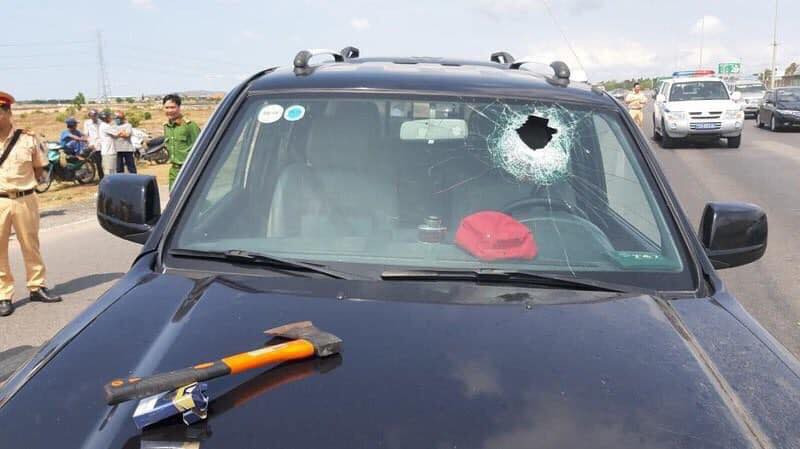 Tai xe “tam than” chong nguoi thi hanh cong vu, 1 canh sat trong thuong-Hinh-2