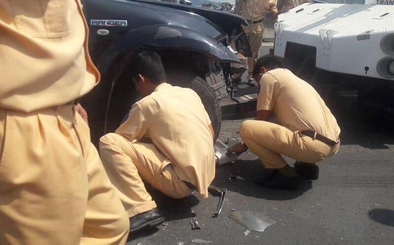 Tai xe “tam than” chong nguoi thi hanh cong vu, 1 canh sat trong thuong-Hinh-3