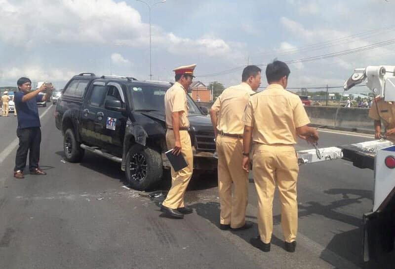 Tai xe “tam than” chong nguoi thi hanh cong vu, 1 canh sat trong thuong-Hinh-4