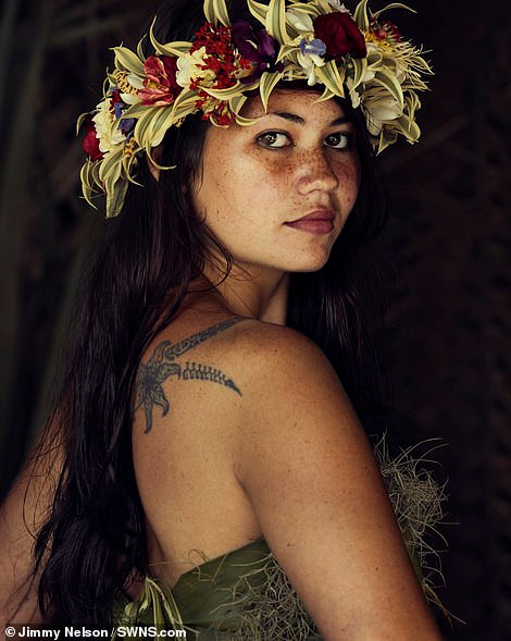 Một thành viên bộ tộc tạo dáng trong trang phục truyền thống.