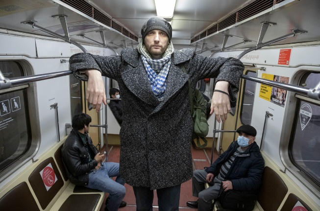 Sergei sống trong một căn hộ ở khu vực Moscow. Điều duy nhất anh chú ý khi chọn căn hộ là trần nhà cao – 3,1 mét. Anh sử dụng phương tiện công cộng để đi vòng quanh Moscow hoặc đi bằng ô tô. Khi đi tàu điện ngầm, đôi khi anh phải hạ thấp đầu xuống.