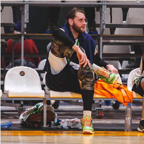 Sergei Ilyin sinh năm 1987 tại thị trấn nhỏ Vyazma thuộc vùng Smolensk trong một gia đình bình thường: Mẹ anh cao 1,70 mét và bố anh cao 1,85 mét. Tuy nhiên, vào năm lớp 9, Sergei đột nhiên tăng 10 cm mỗi năm.