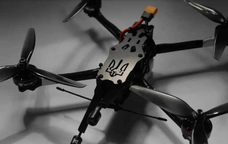 Bộ trưởng Bộ Công nghiệp chiến lược Ukraine Oleksandr Kamishin cho biết thêm, mỗi tháng, nước này sản xuất hơn 50.000 máy bay không người lái FPV, nhấn mạnh kế hoạch đẩy nhanh tốc độ sản xuất hơn nữa trong tương lai gần.