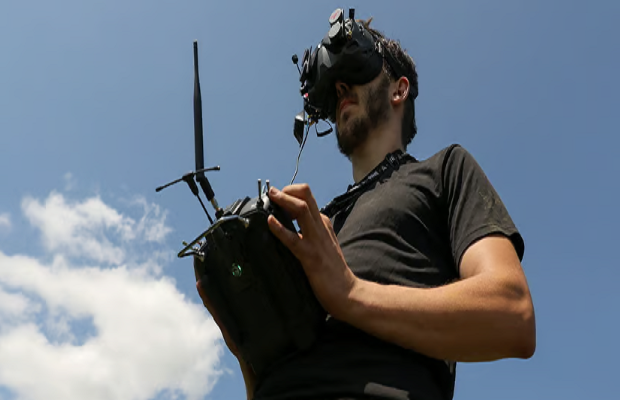 Người điều khiển sử dụng kính bảo hộ chuyên dụng để quan sát môi trường xung quanh máy bay không người lái từ góc nhìn của nó với cảm giác cực kỳ chân thực.