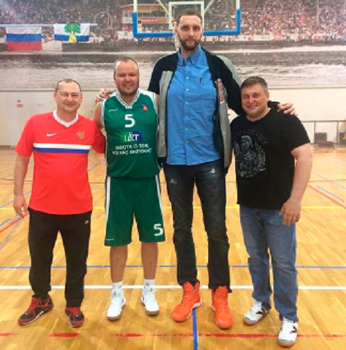 "Con người có thể quen với mọi thứ. Chẳng hạn như, khi đi máy bay, tôi chọn một chỗ ngồi cạnh lối thoát hiểm, hoặc đôi khi, họ chuyển tôi sang hạng thương gia", Sergei chia sẻ.