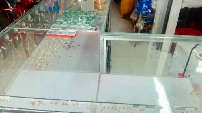 Bat 2 nguoi dot nhap tiem vang trom gan 750 trieu dong