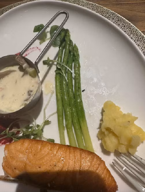 Loạt vụ phát hiện dị vật trong món ăn gây xôn xao - Hình 3 Loat vu phat hien di vat trong mon an gay xon xao-Hinh-3