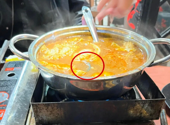 Loat vu phat hien di vat trong mon an gay xon xao