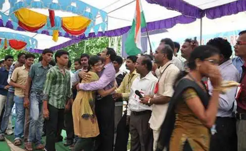 4. Một người ôm nhiều nhất trong một giờ: Đây lại là một kỷ lục kỳ lạ nhất người Ấn Độ nắm giữ. Số cái ôm được trao nhiều nhất trong một giờ là 2.436 và thuộc về Jayasimha Ravirala vào ngày 29/9/2012. Jayasimha Ravirala cũng nắm giữ một số danh hiệu Kỷ lục Guinness Thế giới khác.