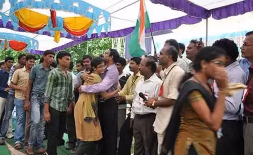 4. Một người ôm nhiều nhất trong một giờ: Đây lại là một kỷ lục kỳ lạ nhất người Ấn Độ nắm giữ. Số cái ôm được trao nhiều nhất trong một giờ là 2.436 và thuộc về Jayasimha Ravirala vào ngày 29/9/2012. Jayasimha Ravirala cũng nắm giữ một số danh hiệu Kỷ lục Guinness Thế giới khác.