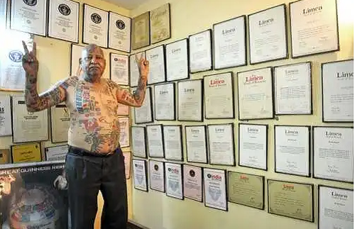 7. Số lượng lá cờ được xăm nhiều nhất trên cơ thể một người: Một người đàn ông 70 tuổi được biết đến với cái tên Guinness Rishi đang giữ kỷ lục là người có nhiều hình xăm lá cờ nhất trên cơ thể. Cụ thể, ông có hình xăm lá cờ của 305 quốc gia khác nhau.