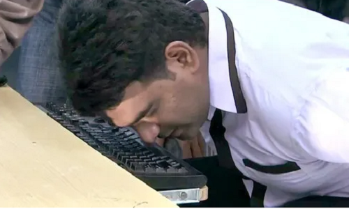 5. Đánh máy bằng mũi nhanh nhất thế giới: Mohammed Khursheed Hussain giữ kỷ lục thế giới về thời gian gõ bảng chữ cái nhanh nhất và "Thời gian gõ bằng mũi nhanh nhất".