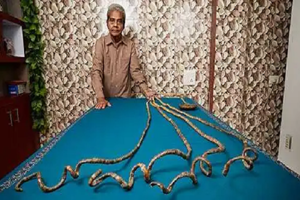 2. Móng tay dài nhất thế giới: Shridhar Chillal (sinh năm 1938) giữ kỷ lục thế giới về móng tay dài nhất từng có trên một bàn tay của người còn sống. Móng tay của ông có tổng chiều dài là 909,6 cm.