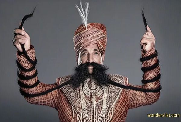 6. Bộ ria mép dài nhất thế giới: Ram Singh Chauhan có bộ ria mép cực dài tới 4,29 m. Bộ ria được đo trên trường quay của chương trình truyền hình Ý “Lo Show dei Record” ở Rome, Ý, vào ngày 4/3/2010.