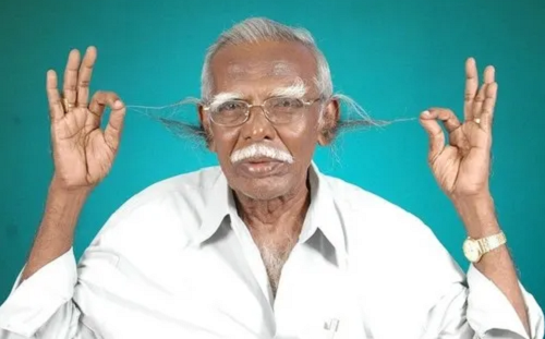 3. Lông tai dài nhất. Ông Anthony Victor đã được công nhận là người có lông tai dài nhất thế giới, với chiều dài đo được là 18,1 cm. Được biết, ông Anthony từng là hiệu trưởng.