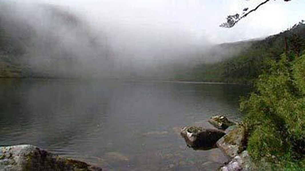 Vì hồ nằm ở trên cao nên nhiệt độ nước rất thấp, chất lượng nước vô cùng tinh khiết, trong trẻo