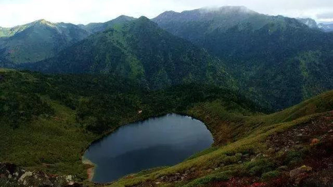 Để kiểm chứng, các nhà khoa học đã phát hiện ra phía trên hồ nước có nhiều sương mù dày đặc chứa đầy hơi ẩm, một khi gặp sóng âm lớn sẽ biến thành mưa hoặc mưa đá