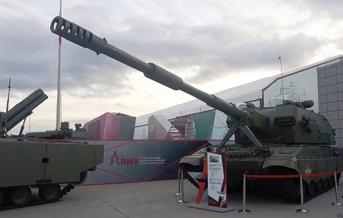 2S35 Koalitsiya-SV được trang bị động cơ diesel, có thể di chuyển với vận tốc 60 km/giờ và phạm vi hoạt động là 500km. Ảnh: Mil.in.ua.