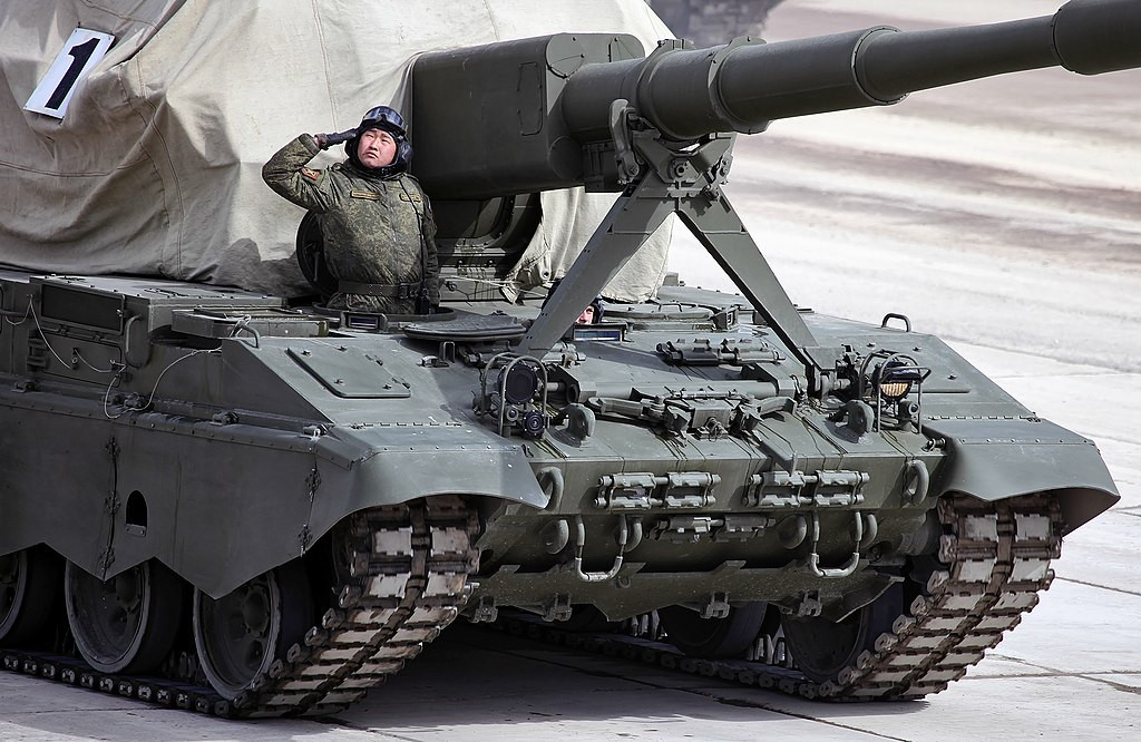 Hỏa lực chính của 2S35 là pháo 2A88 cỡ nòng 152mm với cơ số đạn từ 50 đến 70 viên và tầm bắn tối đa lên tới 70km. Theo Rostec, tốc độ bắn được hỗ trợ bởi bộ nạp đạn tự động lên tới "hơn 10 viên mỗi phút". Ảnh: Wikipedia.