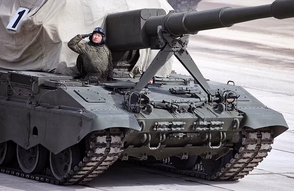 Hỏa lực chính của 2S35 là pháo 2A88 cỡ nòng 152mm với cơ số đạn từ 50 đến 70 viên và tầm bắn tối đa lên tới 70km. Theo Rostec, tốc độ bắn được hỗ trợ bởi bộ nạp đạn tự động lên tới "hơn 10 viên mỗi phút". Ảnh: Wikipedia.