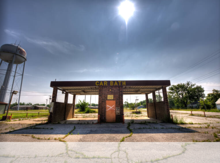 Một tiệm rửa xe bị bỏ hoang.