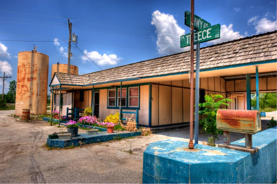 Một tòa nhà ở biên giới Picher và thị trấn Treece, Kansas, trông như bị đóng băng theo thời gian một cách kỳ lạ.