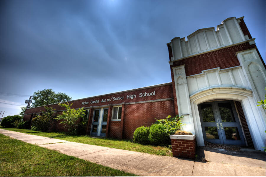 Ngôi trường này cũng vậy.