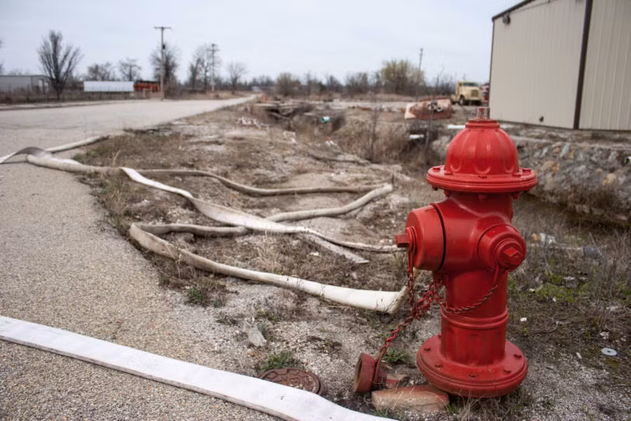 Người dân đã từ bỏ hy vọng rằng những nỗ lực của liên bang và tiểu bang có thể làm sạch thị trấn này.