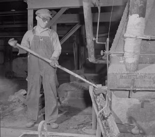 Kẽm nóng chảy chảy ra từ lò nung ở nhà máy luyện kim năm 1943.