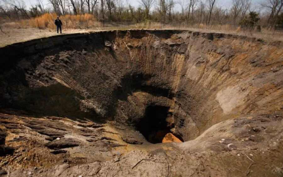 Hoạt động khai thác mỏ là nguyên nhân gây ra hố sụt này.