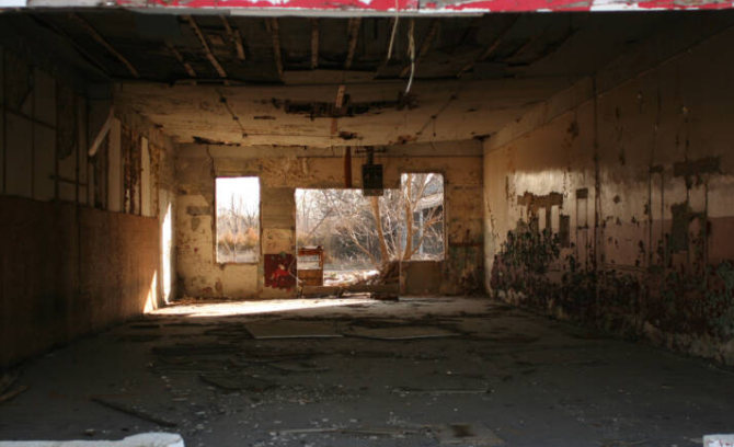 Bên trong một cửa hàng bỏ hoang.