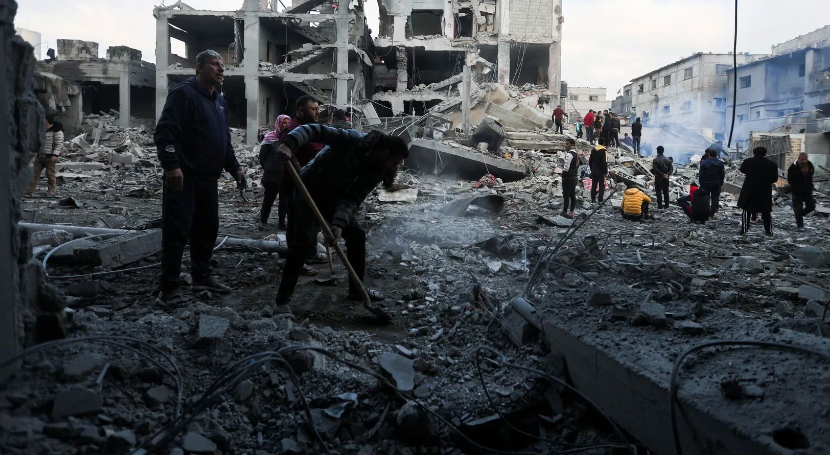 Người dân Palestine kiểm tra và dọn dẹp đống đổ nát ở Khan Younis, phía nam Dải Gaza.