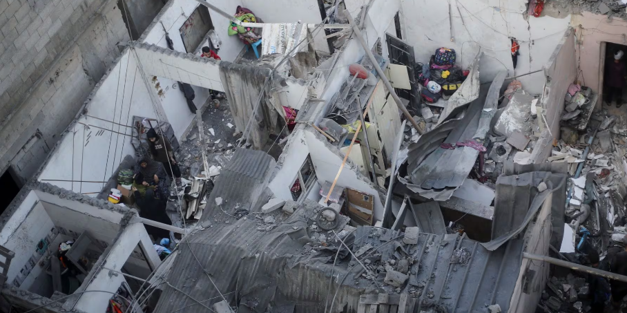 Bức ảnh chụp tòa nhà bị phá hủy nhìn từ trên cao.