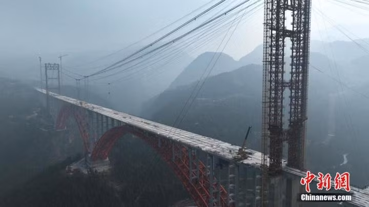 Được biết, cầu Song Bảo là một phần trong những dự án trọng điểm cao tốc Du Tương nối thành phố Trùng Khánh với tỉnh Hồ Nam. Cây cầu dài 1.620m, mặt cầu rộng 16m với 6 làn xe chia hai hướng.