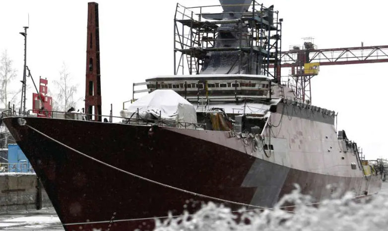 Trong khi đó, tàu tên lửa nhỏ Naro-Fominsk thuộc Dự án 21631 Buyan-M được thiết kế bởi Cục thiết kế Zelenodolsk, lựa chọn hệ thống động cơ phản lực nước để đáp ứng yêu cầu của khách hàng, chẳng hạn như khả năng đi biển cao và khả năng sử dụng tại vùng nông ở phía bắc của biển Caspian và đồng bằng sông Volga. Ảnh: NR.