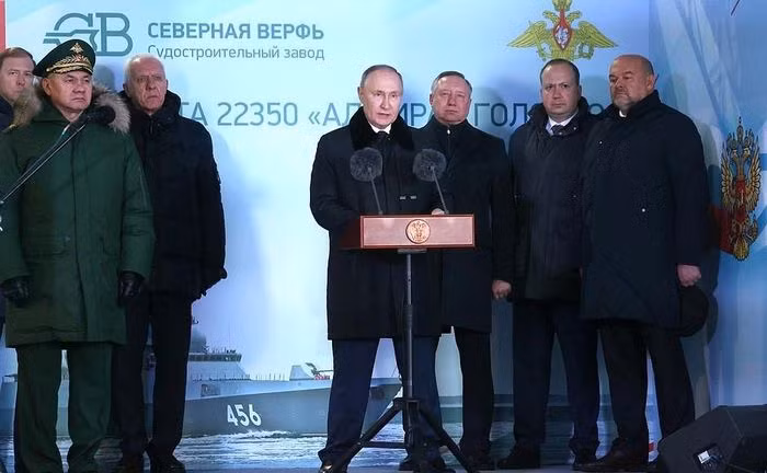 Ngày 25/12, Điện Kremlin thông báo, Tổng thống Nga Vladimir Putin đã tham dự lễ thượng cờ 3 tàu chiến mới chuẩn bị gia nhập hải quân nước này. Ảnh: Văn phòng Tổng thống Nga.