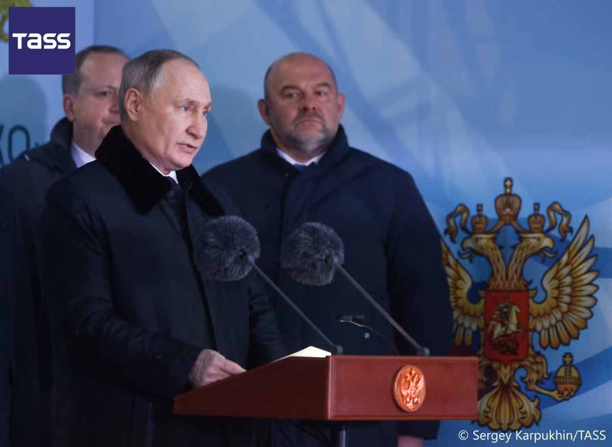 Phát biểu tại buổi lễ tại xưởng đóng tàu Severnaya Verf, thành phố St. Petersburg, Tổng thống Putin cho biết tàu khu trục Đô đốc Golovko sẽ sớm gia nhập Hạm đội phương Bắc của Nga, trong khi tàu tên lửa nhỏ Naro-Fominsk và tàu quét mìn đại dương Lev Chernavin sẽ phục vụ trong Hạm đội Baltic. Ảnh: Tass.