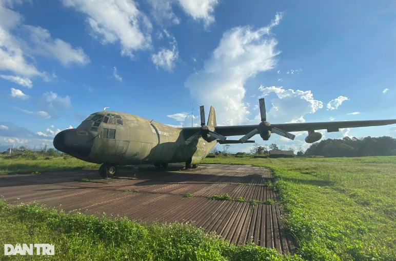 Nổi bật trong khuôn viên di tích Sân bay Tà Cơn là chiếc máy bay vận tải hạng nặng C-130 của quân đội Mỹ.